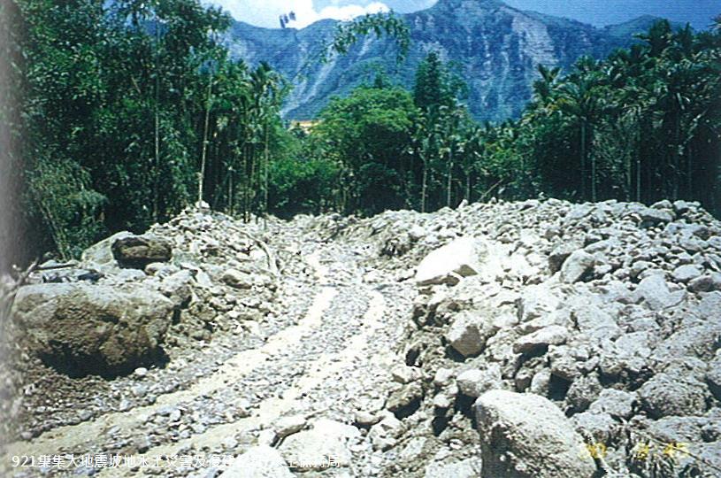 照片5  2000年6月3日午後雷陣雨引發雲林縣古坑鄉華山村爆發土石流(水土保持局提供)